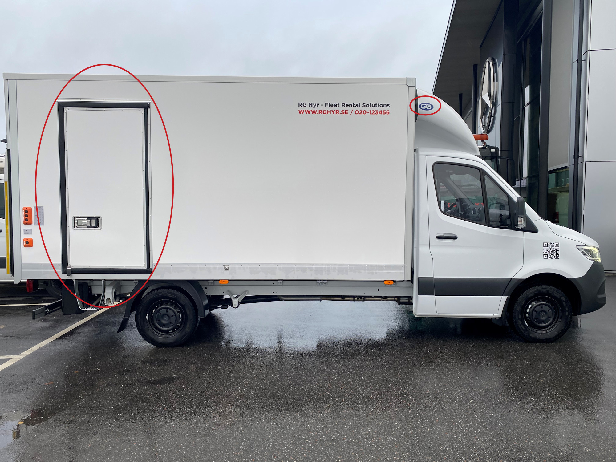 Liten vit lastbil med liten öppningsbar dörr på sidan