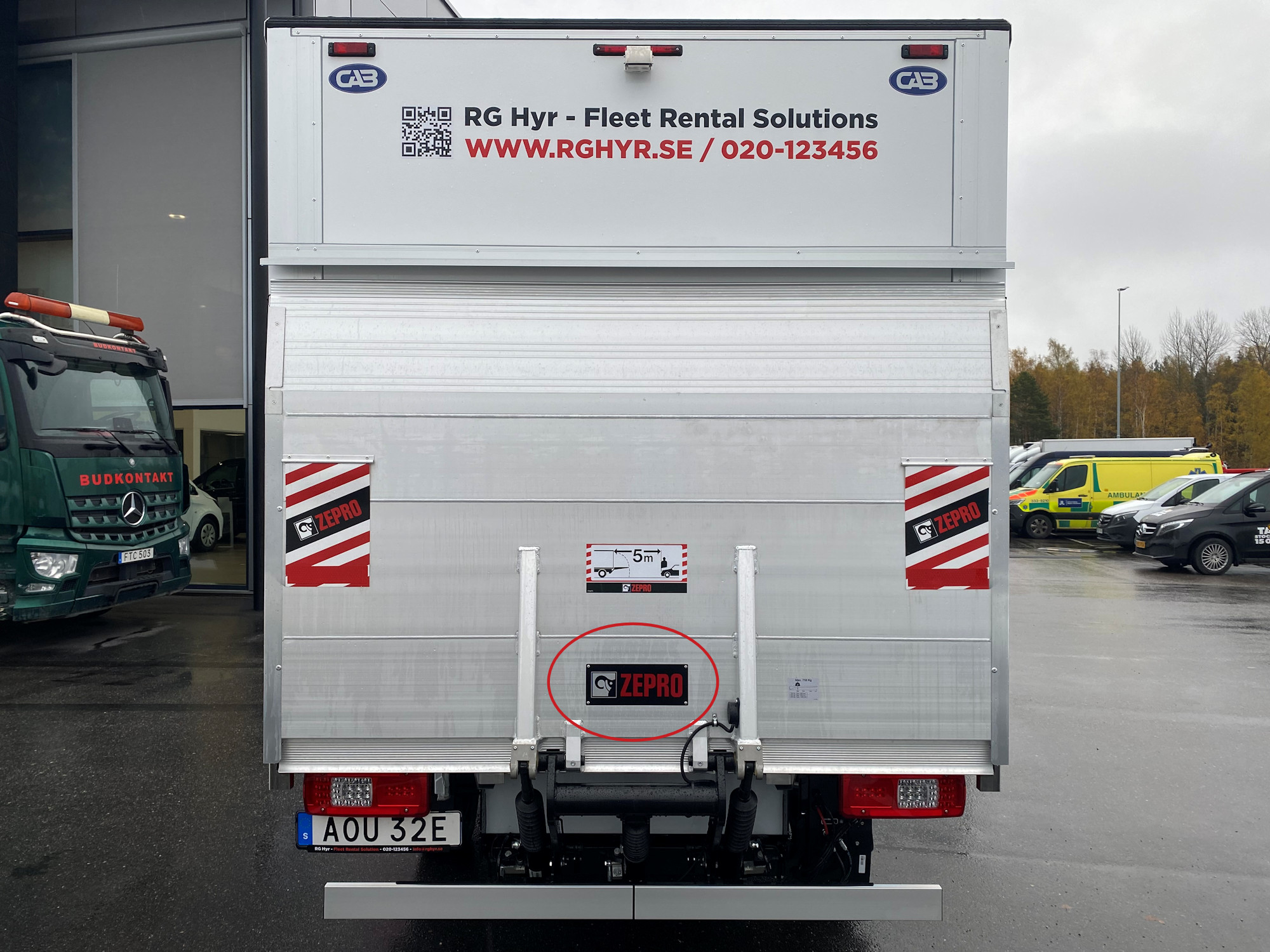 Baklucka av liten öastbil med texten RH Hyr - Fleet Rental Solutions