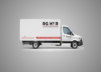 Vit lastbil med RG Hyr logotype i svart och rött