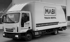 Svart vitt foto på vit lastbil med MABI logotype